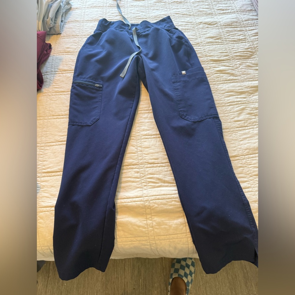 FIGS high waisted Yola scrub pant
Navy